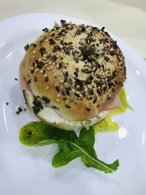 Bagel Con Crema Ácida y Lomito Natural