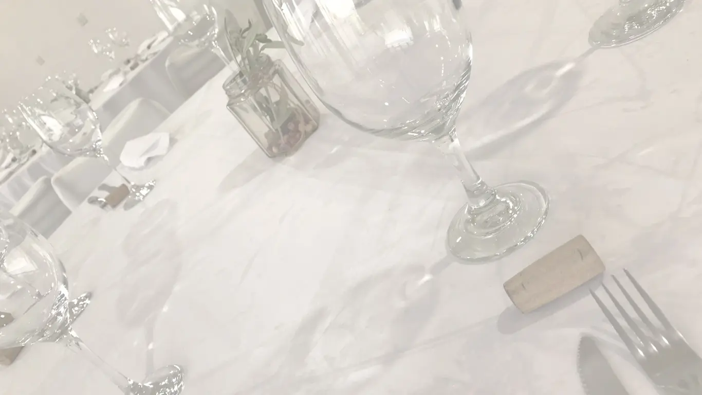 parte superior de una mesa en la que se visualiza una copa y un centro de mesa