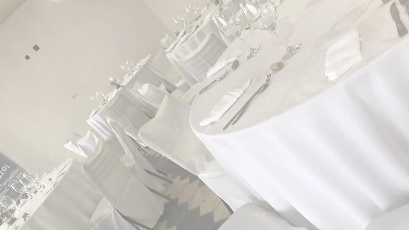 salón de eventos listo para una cena